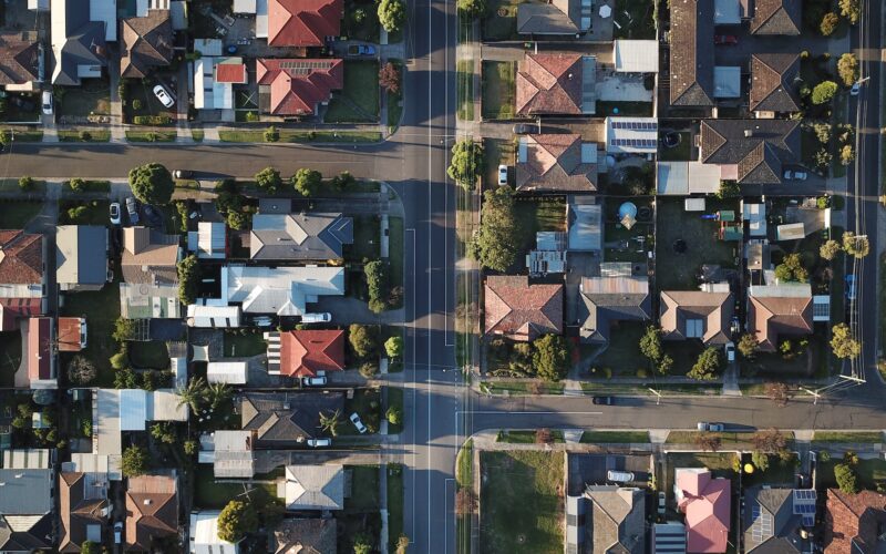 Varför är Fastighetspriserna Högre i vissa Stadsdelar? En Analys av Faktorer